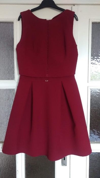 Рокля с интересен гръб