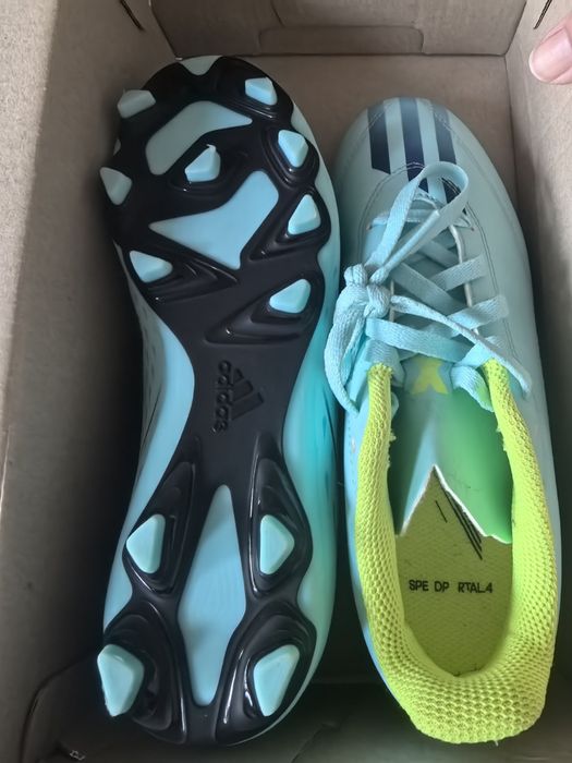 Продавам детски футболни обувки различни видове