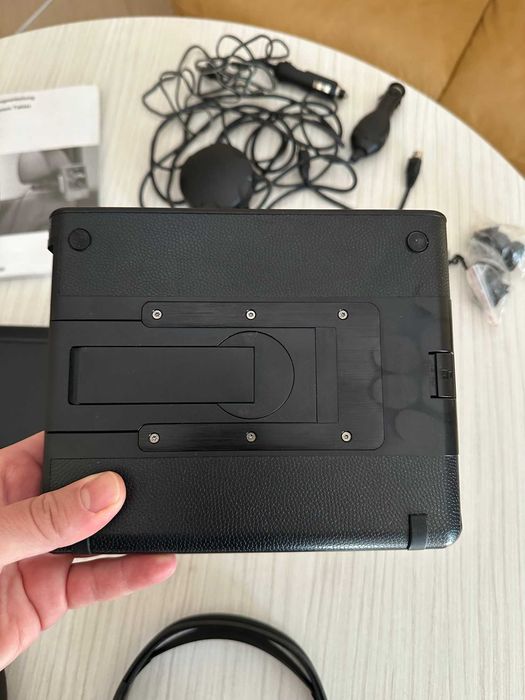 BMW DVD система с 2 екрана и слушалки за подглавниците