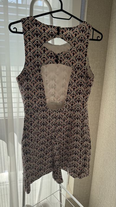 Почти като нов, гащеризон. Удобен и подходящ за всякакви поводи.