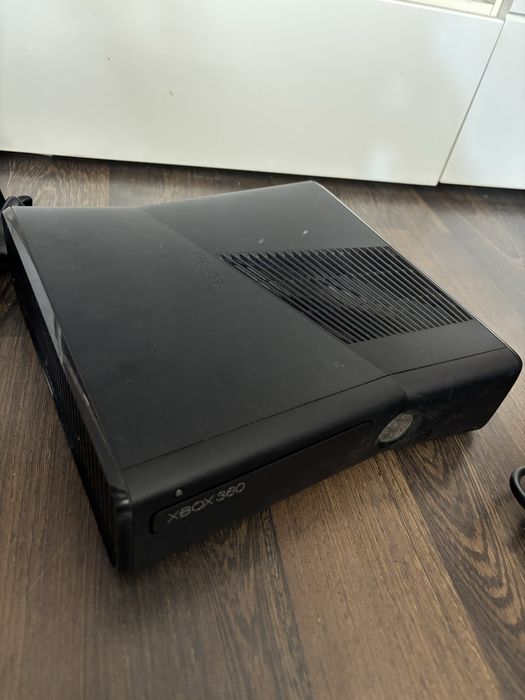 Xbox360 S с два оригинални контролера