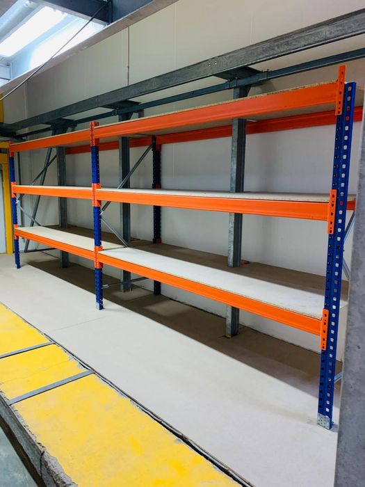 Echipare hala cu rafturi metalice industriale pentru paleti