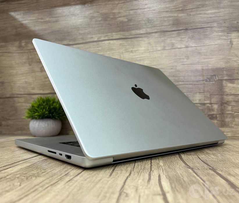 как новый MacBook Pro 16 M2Pro / 32Gb / 512Gb Silver