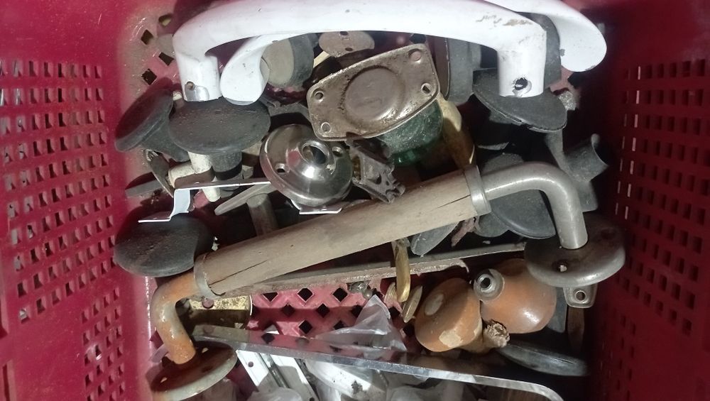 Ручки ,шпингалеты,навесы