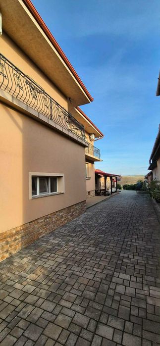 Casă spațioasă cu 6 camere, 3 garaje, livadă și grădină – Buduslău