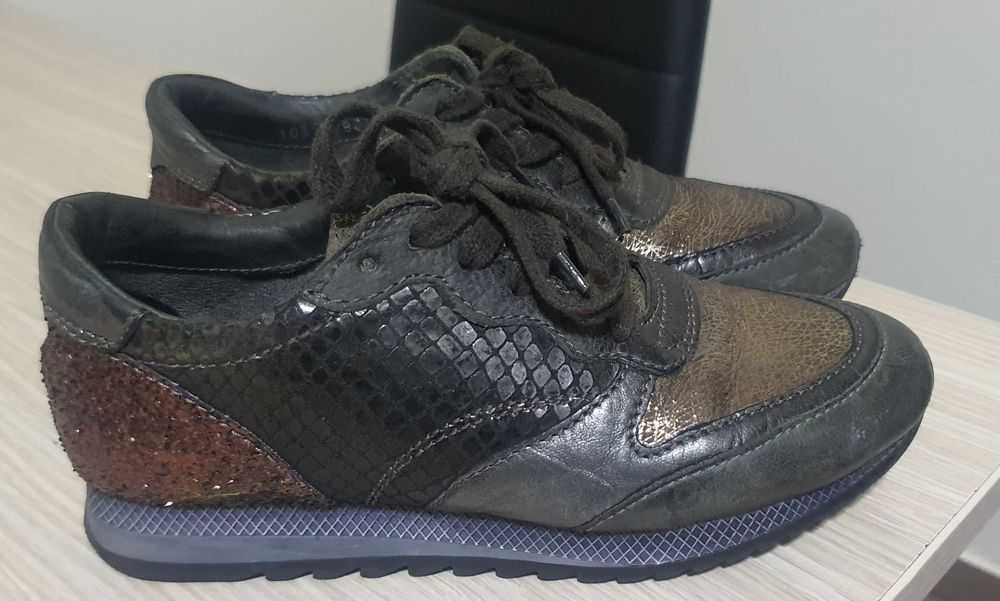 Vând papuci casual din piele naturala marimea 36