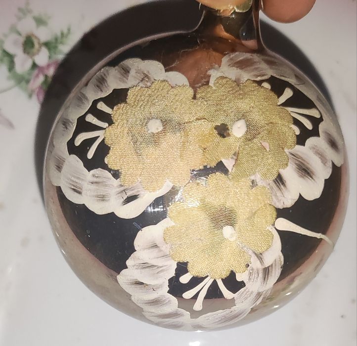 Старинная елочная игрушка светящаяся в темноте