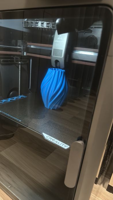 синя ваза пластмасова