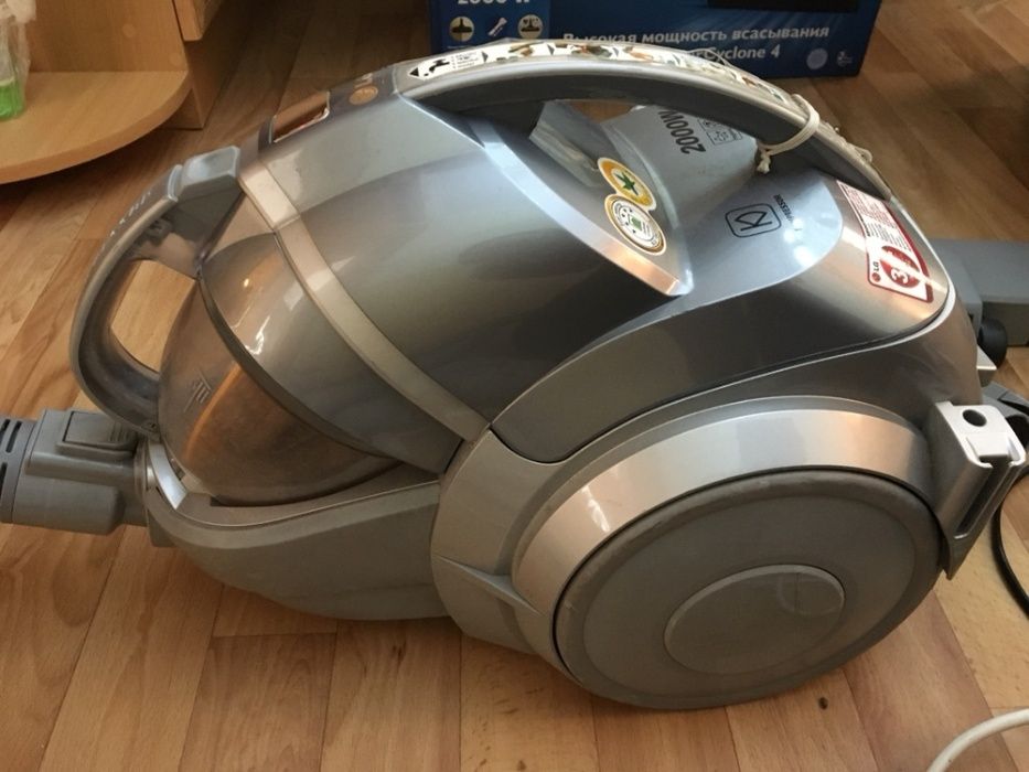 Классный современный пылесос! LG, мощность 2000w