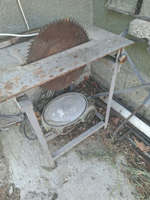 Продавам електрически циркуляр работещ