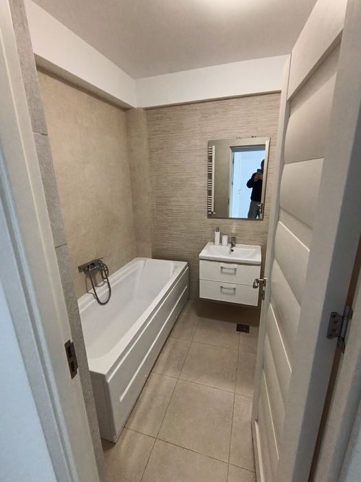 Închiriez apartament 3 camere + garaj la parterul blocului