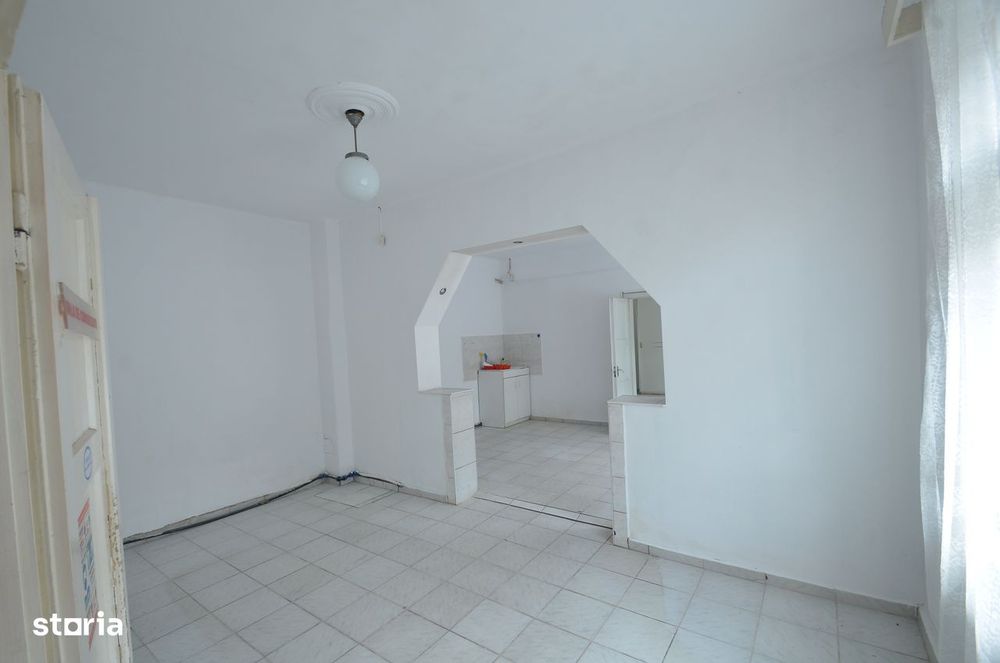 Inchiriez apartament 2 camere bucatarie baie si hol in curte comuna