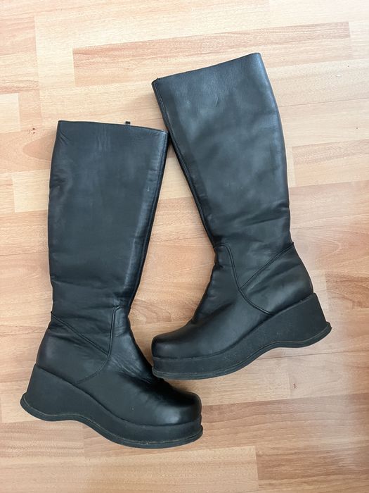 Продам кожаные сапоги на платформе