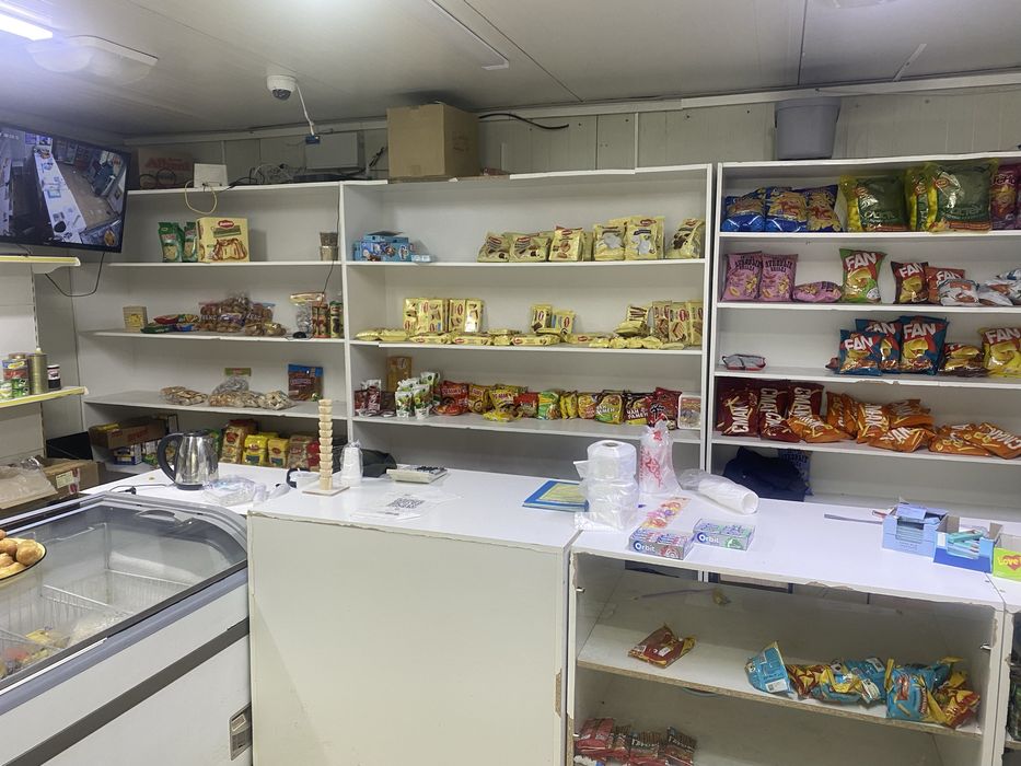 Полка и стеклянный полкалар