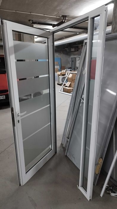 Алуминиевa вратa с касa, бяла със стъкла - лява 132/210см