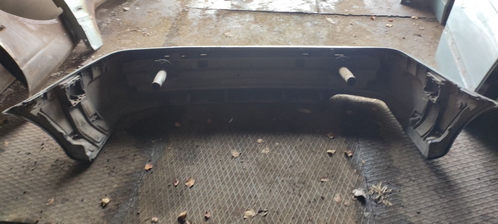 Оригинальный бампер на BMW E39 дорестайлинг с молдингом