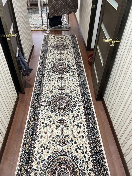 Продается ковер 4/2, дорожка 6, тюль 3