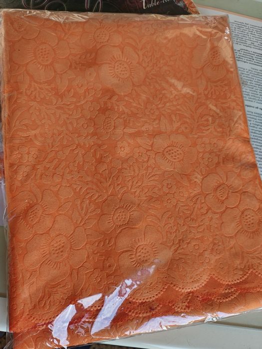 Покривка  100/160 оранжева 2 бр.Нови!