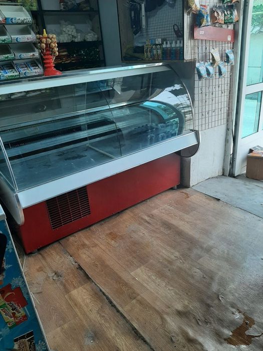 Моторсиз Ветрина Холодильник сотилади, размер 1,60см