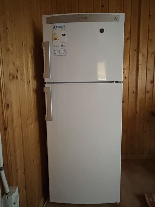 Frigider Arctic 253 litri, clasa energetica A+, folosit puțin