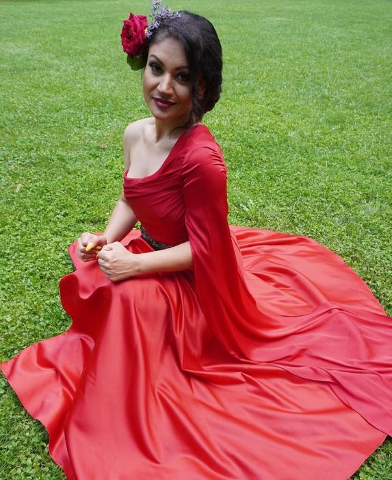 Елегантна дълга дамска рокля S/M – ръчно изработена (уникат)

Прод