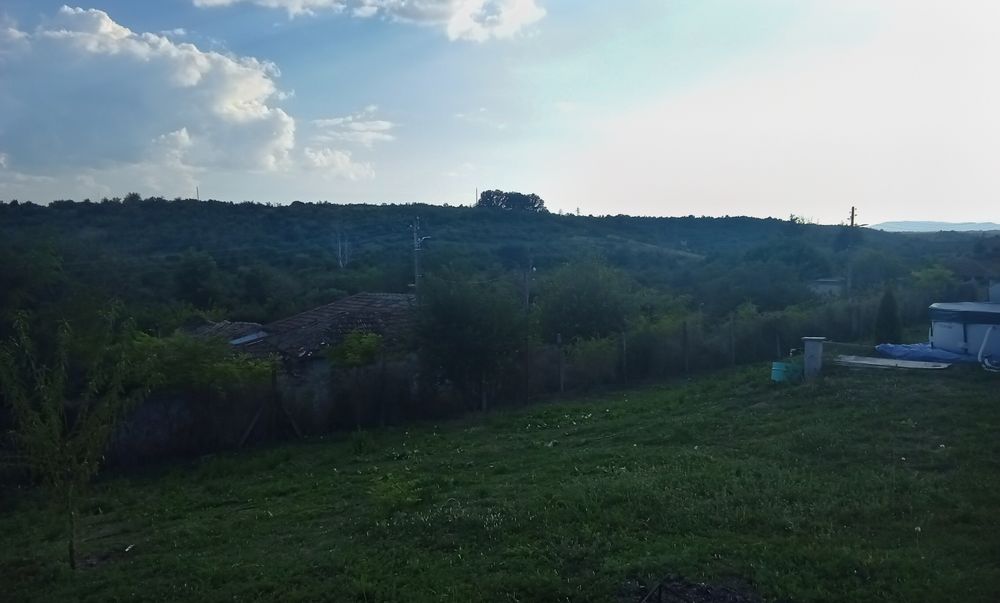 Полу завършена къща
