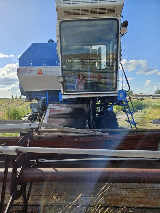 Продам зерноуборочный комбайн