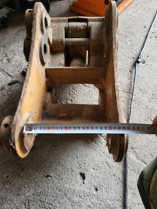 Механичен бързосменник за комбиниран багер CASE/NEW HOLLAND