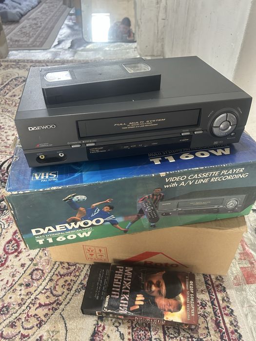 Видеомагнитофон 5000 тг кассетный.