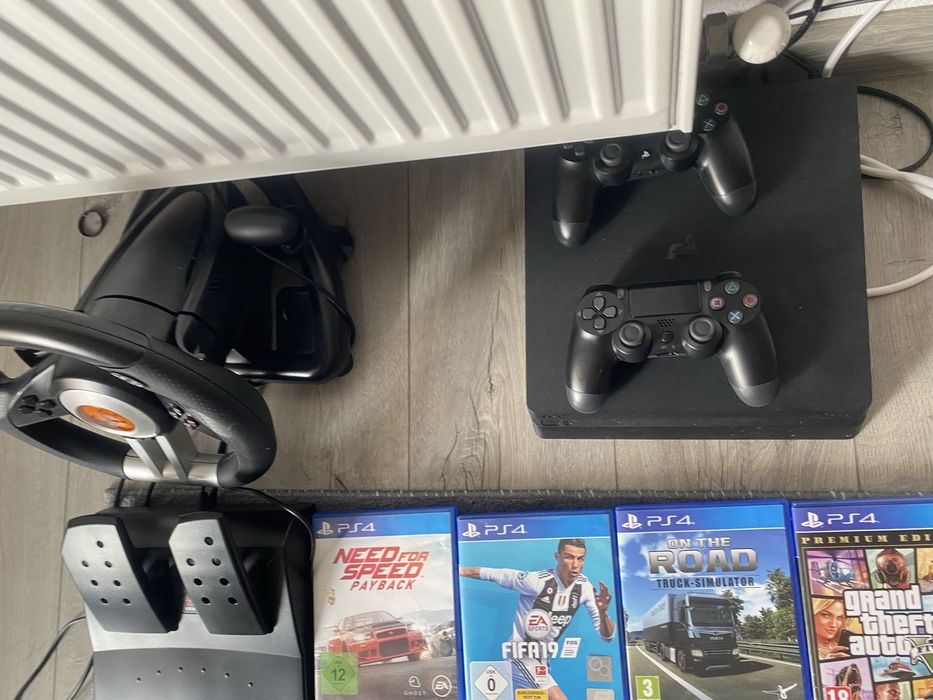 Vand PlayStation 4 + volan de gaming krom + pedale + 5 jocuri
