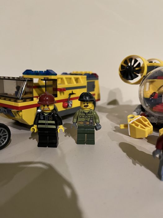 Vând 3 seturi vechi lego city în stare perfectă