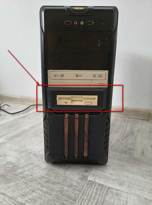 Unitate floppy disk (dischetă) 3.5" desktop + cablu 34 pini. Testată în Windows 10. Impecabilă!
