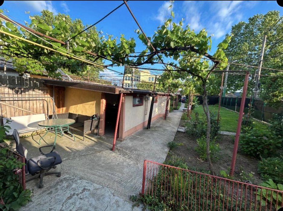 Inchiriez casa cu teren