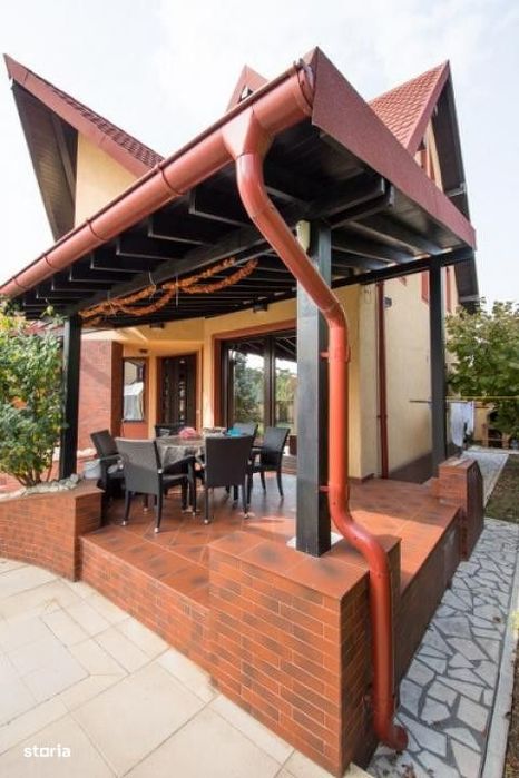 Vila 4 camere  cu piscina in Bucov.