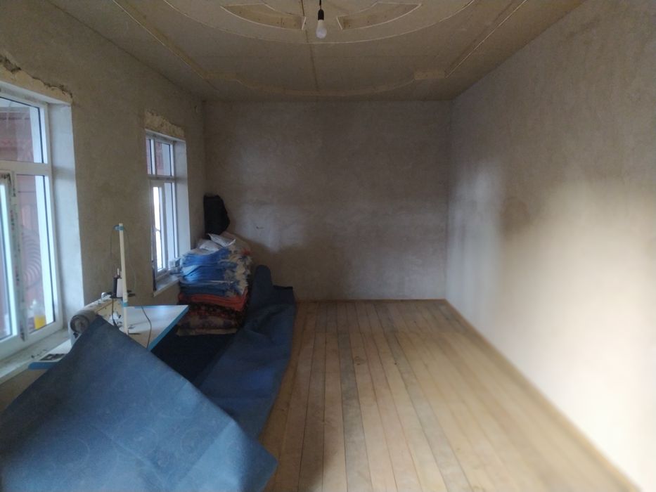 Янги қурилган участка 4 сотих ҳамма ёни девор билан ўралган.