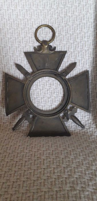 Crucea de Război-  ramă.
