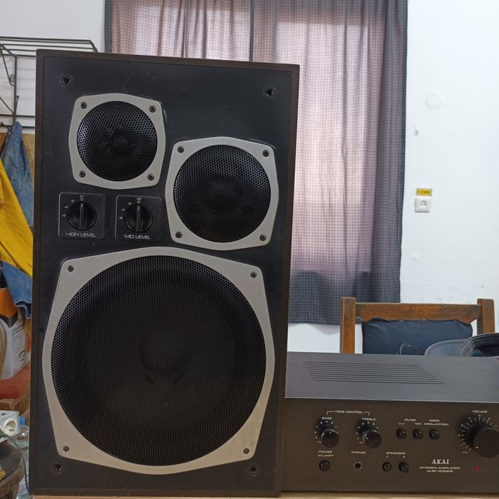 Boxe Universum LED 1500 și amplificator Akai AM 2200