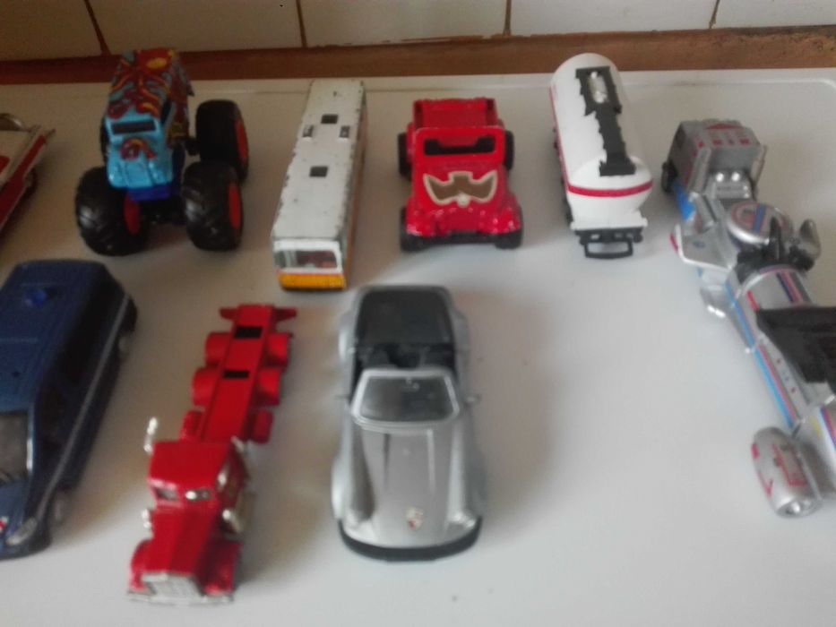 Рекламни камиончета , автомат и метални колички.