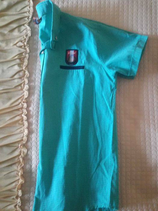 Продавам детска зелена ризка на черни точици маркова