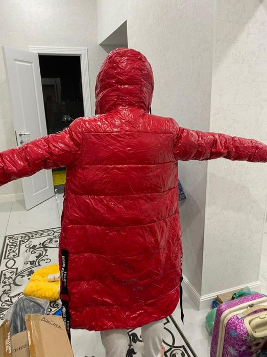Куртка красного цвета в отличном сотоянии. Очень теплая.