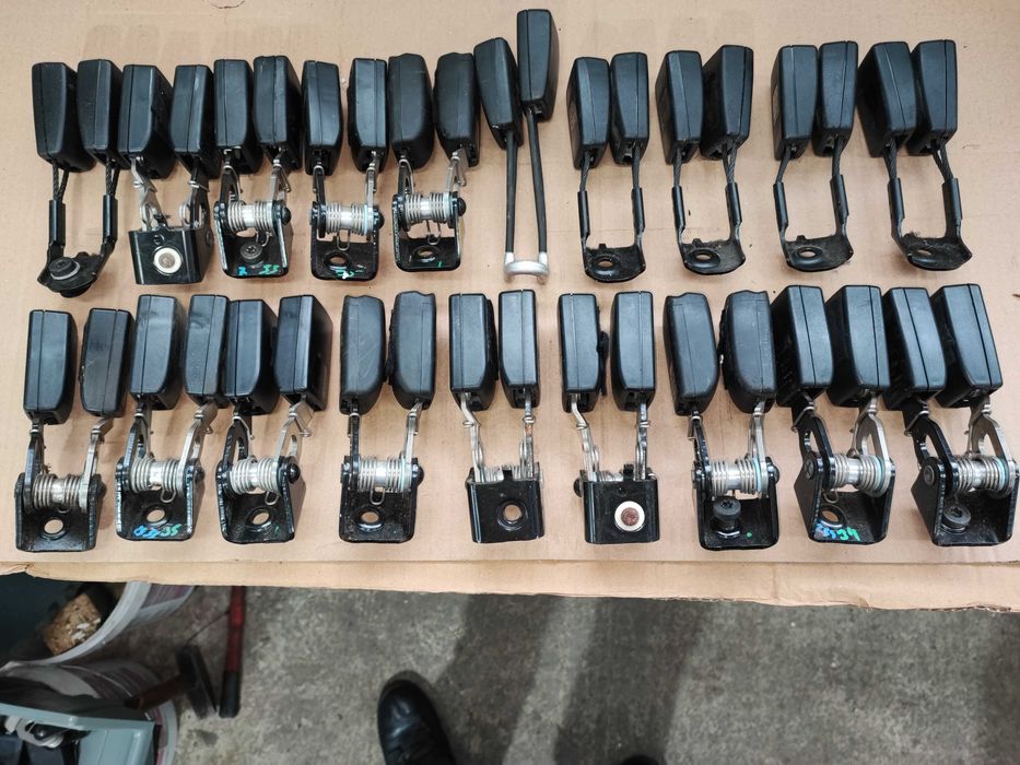 Колани колан и ключалки за колани - пиропатрони от Мерцедес