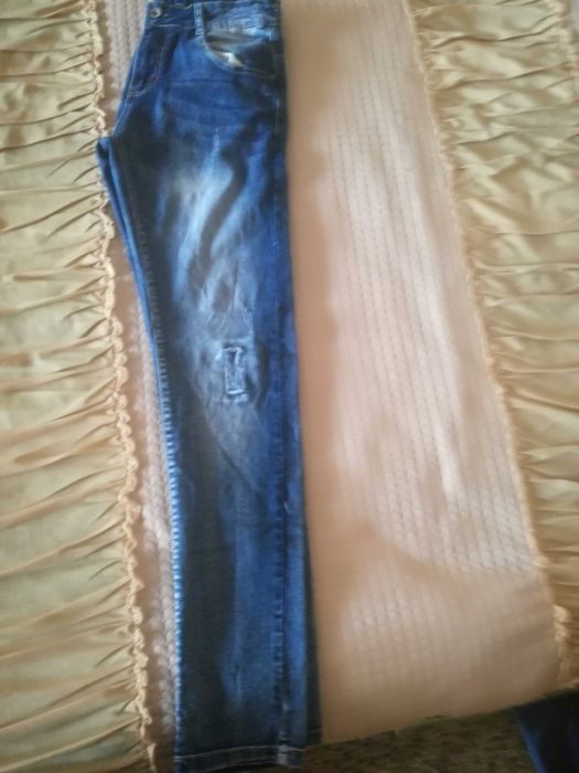 Продавам детски дънки Fasion Kids-модерни с кръпки