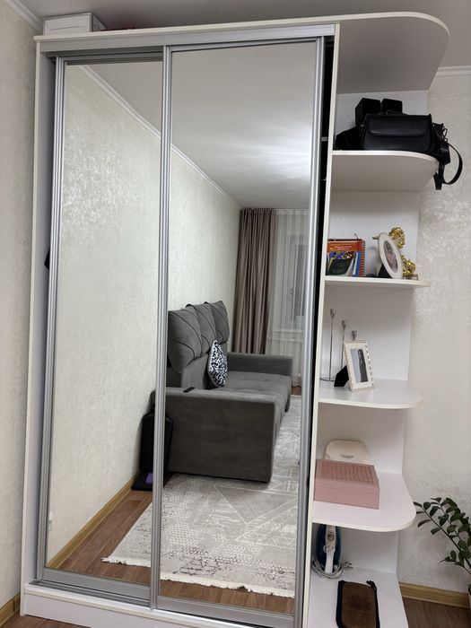 Продам шкаф распашной с зеркалом