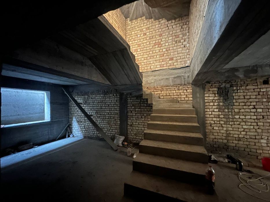 Eshonguzar bekbaraka dom orqasida ikki sotik uch qavat karobka