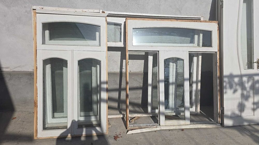 Taxta eshiklar va romlar sotiladi