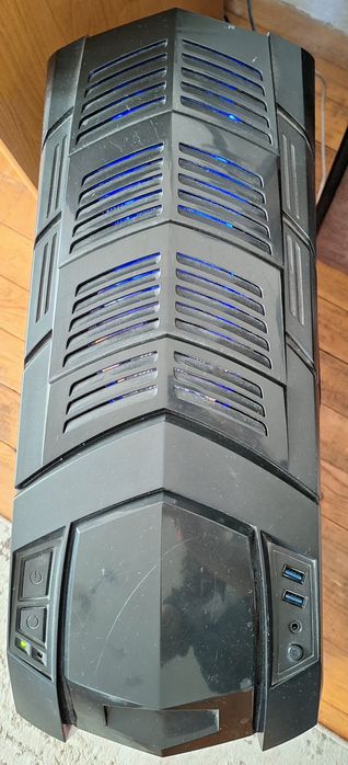 Геймърски компютър + екран