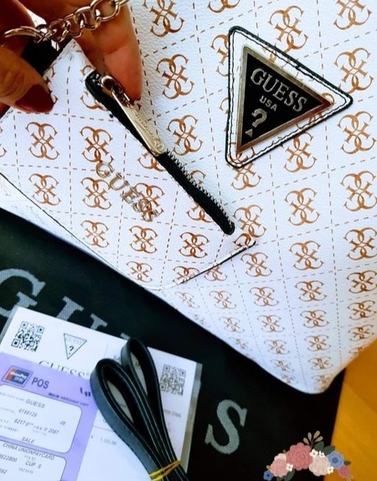 Geanta damă Guess,logo metalic auriu, saculet, etichetă