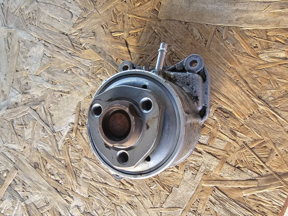 Pompă de apă 1.2 TSI cod 03F121004 OEM