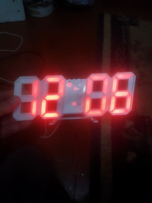 Продам настольные электронные часы.