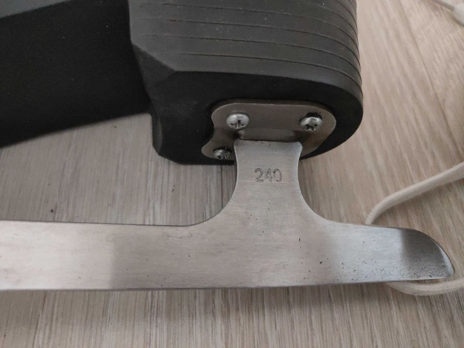 Коньки  фигурные продам